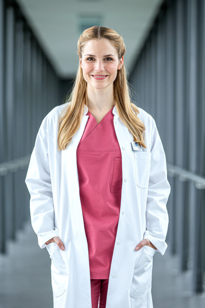 Die Schauspielerin Mirka Pigulla in ihrer Rolle als Julia Berger in der ARD Arztserie "In aller Freundschaft-Die jungen Ärzte" / Foto Tom Schulze / Portrait