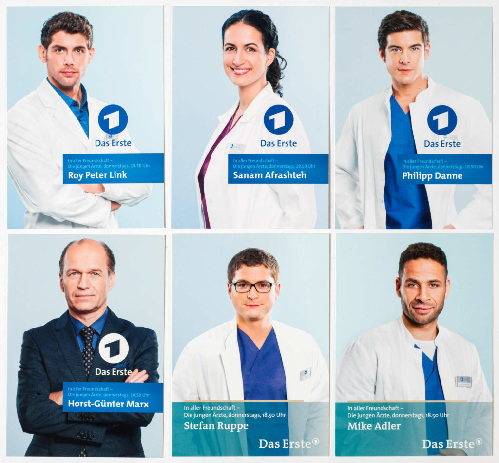 Autogrammkarten der Schauspieler der Serie "in aller Freundschaft - Die jungen Ärzte"